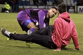 CĐV đột nhập sân tấn công thủ môn