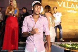 Neymar suýt chết ngạt trong thang máy