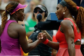 Serena trả được món nợ trước Stephens