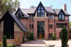 Năm mới, cựu sao MU bán nhà cho sao Man City?