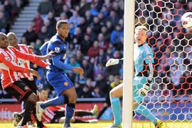 "Quỷ đỏ" dạo chơi trên sân Ánh sáng