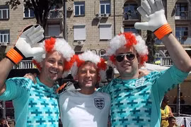 CĐV Anh "khoe hàng" trong loạt penalty