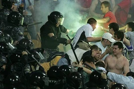 Trước giờ khai mạc EURO, CĐV Anh và Nga bị tấn công