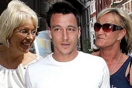 Cảnh sát Anh ra tòa vì bán tin mẹ Terry ăn cắp