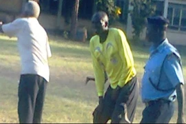 Trọng tài kiện LĐBĐ Kenya vì bị hỏng "cậu nhỏ"
