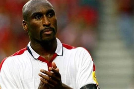 Sol Campbell tuyên bố treo giày