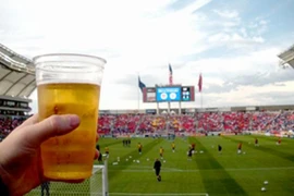 CĐV Anh "đốt" 70 triệu bảng cho bia, rượu! 