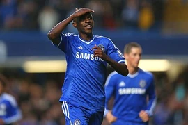 Arsenal thua thảm, Chelsea thắng nhọc