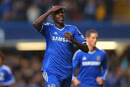 Arsenal thua thảm, Chelsea thắng nhọc