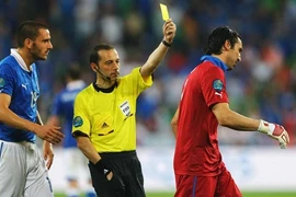 Lộ diện trọng tài bắt chính 2 cặp bán kết 