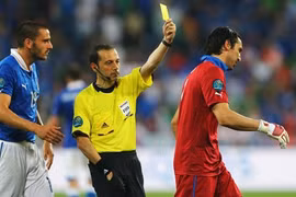 Lộ diện trọng tài bắt chính 2 cặp bán kết 