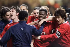 Cựu tiền đạo MU treo giầy