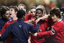 Cựu tiền đạo MU treo giầy