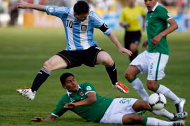 Messi chùn gối tại Bolivia 