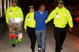 Cả gan giấu ma túy trong chân dung Messi