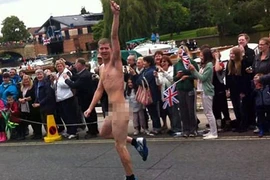 Khỏa thân phá đám lễ rước đuốc Olympic