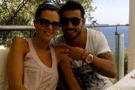 Bạn gái tiền đạo Napoli gặp cướp đường