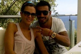 Bạn gái tiền đạo Napoli gặp cướp đường