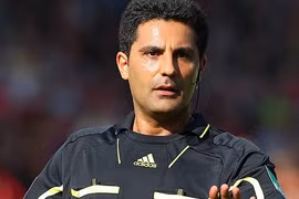 Trận đấu bị hoãn vì trọng tài tự sát