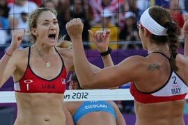 Cặp mỹ nhân bóng chuyền bãi biển gây chấn động với 3 HCV liên tiếp