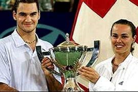 Federer "rủ" Martina Hingis đánh đôi 