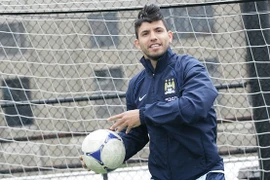 Aguero gia hạn hợp đồng với Man City 