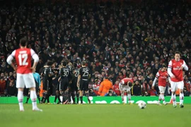 Arsenal "sụp đổ" trên sân nhà, Porto thắng nhẹ
