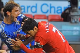 Suarez bị phạt 300.000 bảng vì hành vi “cẩu xực”