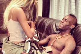 Balotelli bị bồ tung ảnh nóng lên mạng