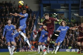 Bị Chelsea cầm hòa, Man City mất ngôi đầu 
