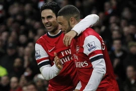 Arsenal chiếm lại ngôi đầu