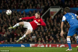 MU may mắn lên đầu bảng