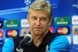Arsene Wenger được hoãn án phạt