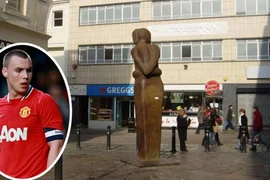 Sao trẻ MU làm "chuyện ấy" với gái teen nơi công cộng