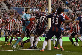 Stoke City tiến sát mục tiêu trụ hạng 