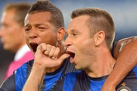 Napoli bay cao, Inter lại thắng sân khách