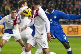 Italia cầm chân Hà Lan, Đức ngược dòng đánh bại Pháp 