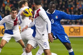 Italia cầm chân Hà Lan, Đức ngược dòng đánh bại Pháp 