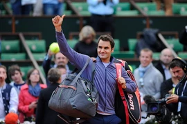 Thắng trận thứ 900, Roger Federer chật vật vào tứ kết