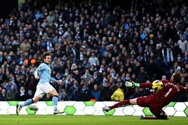 David Silva lập cú đúp giúp Man City gây áp lực lên MU