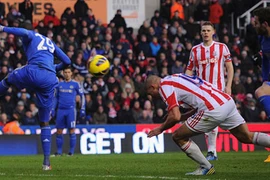 Tiền đạo Stoke City "giúp" Chelsea giành chiến thắng
