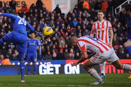 Tiền đạo Stoke City "giúp" Chelsea giành chiến thắng