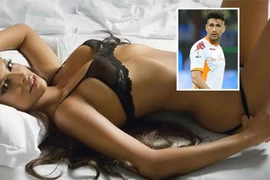 Ngôi sao AS Roma "trói" siêu mẫu 