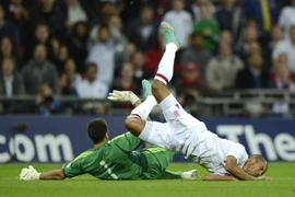 Theo Walcott nhập viện khẩn cấp