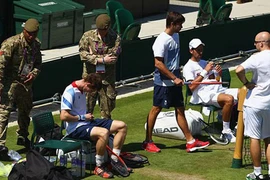 Murray và Djokovic chơi tennis cùng quân đội