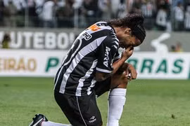 Ronaldinho may mắn thoát chết sau vụ tai nạn