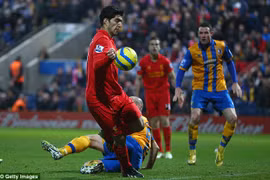 Suarez lại... ngứa tay, Michu làm khổ Arsenal