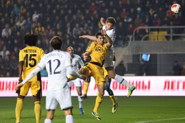 Xứ sở sương mù tiếp tục bất bại 