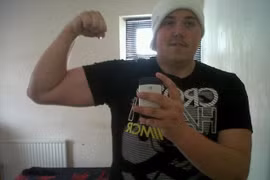 Sao bóng bầu dục tống tiền nữ sinh bằng ảnh sex