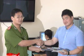 Chiếm giữ tài sản của khách nước ngoài tại quán karaoke